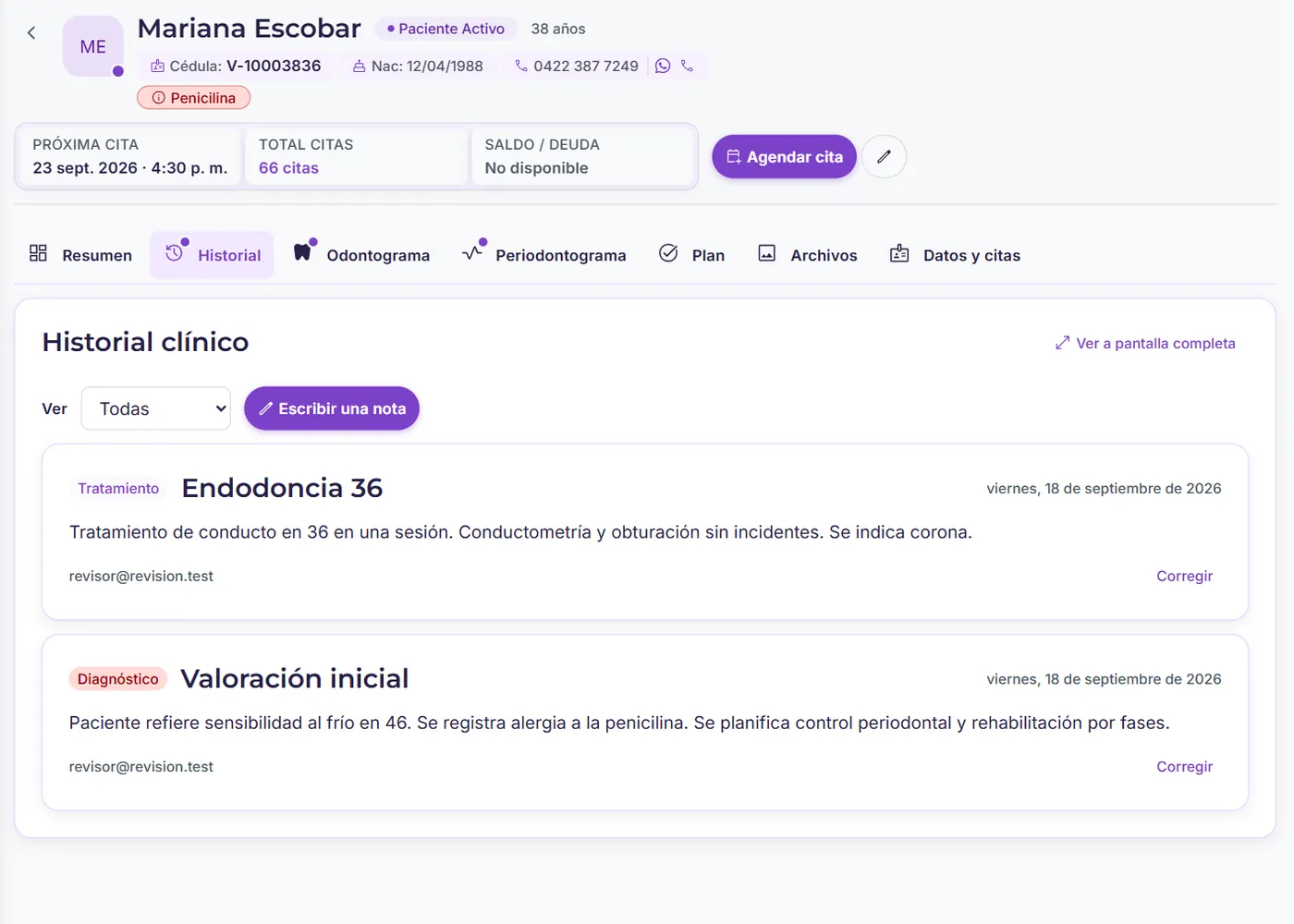Ficha de una paciente de demostración con su historial clínico: una nota por visita, cada una con su fecha, con la persona que la escribió y con la opción de corregirla, y la alerta médica «Penicilina» en rojo bajo el nombre.